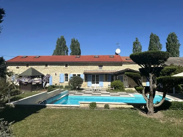 Ensemble de charme avec deux maison en pierre, dépendances, piscine, près de Duras et Monségur