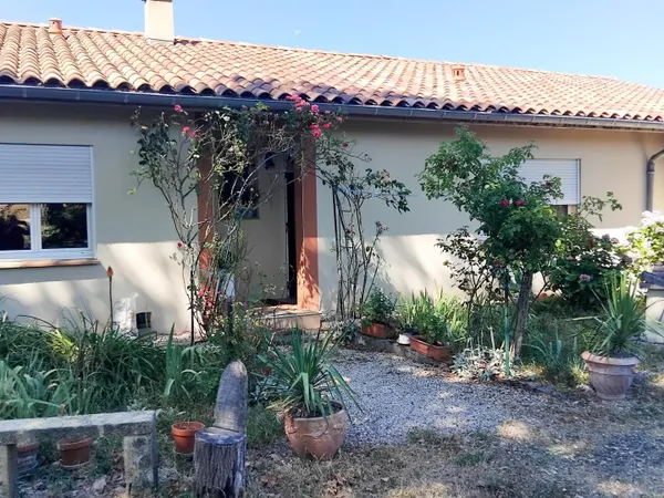 Située à Saint-André (31420), cette maison traditionnelle offre un cadre de vie paisible au coeur d'