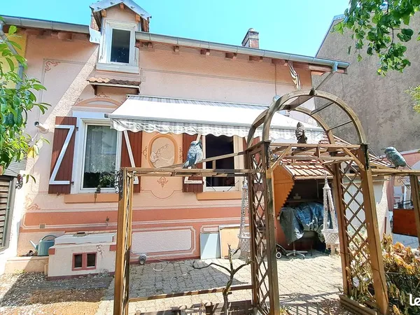 Maison, 5 pièces, 105m2 et 130m2 d'espaces à jouissance privative dont terrasse de 50m2 avec store b