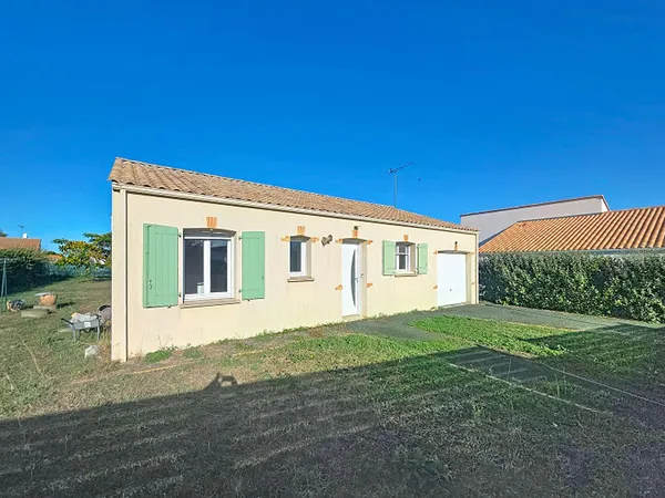 EXCLUSIVITÉ Maison de plain pied, 3 chambres, garage, terrain clos, situé à Saint Jean De Beugné.