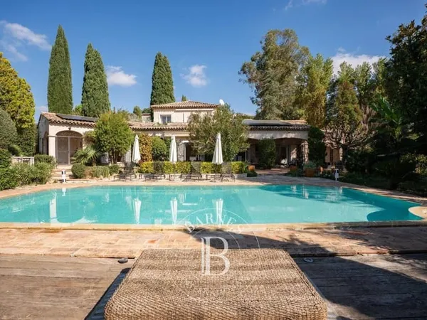 Villa 7 pièces 227 m²