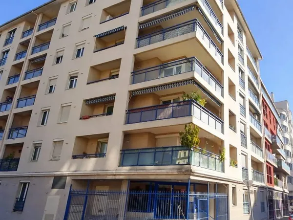 À VENDRE - Garage fermé + place de parking - Lyon 2ème (P