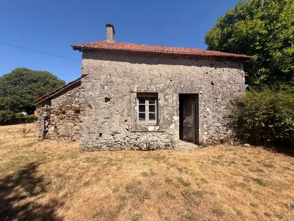 EN EXCLUSIVITE ! Charmante maison en pierre 60m² à rénover, Terrain de 900 m² 18 500 €