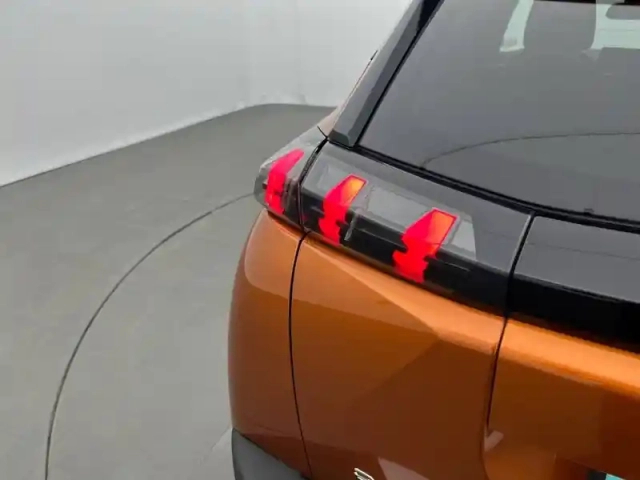 Peugeot 2008 puretech 130 s&amp;s eat8 — photo 17