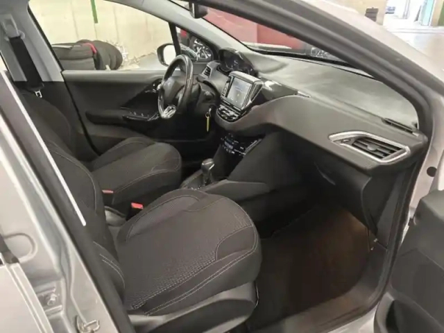 Peugeot 208 1.2 puretech 110ch allure s&amp;s eat6 5cv 5p — photo 13