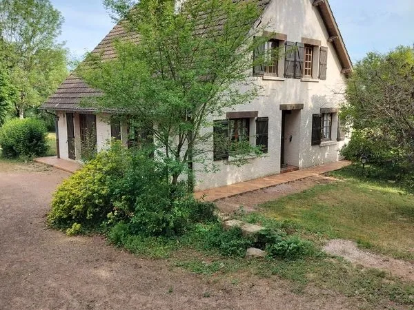 Maison individuelle de 8 pièces, 150 m2, terrain arboré, 220000 euros