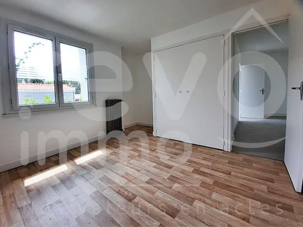 LA VARENNE Bourg / Appartement T3 65 m² - 2 Chbres + gararge