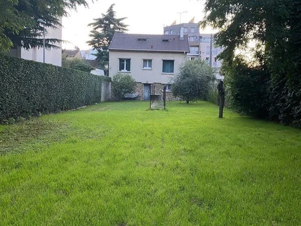 Maison d'habitation à vendre aux enchères publiques à fort potentiel avec terrain - proche gare