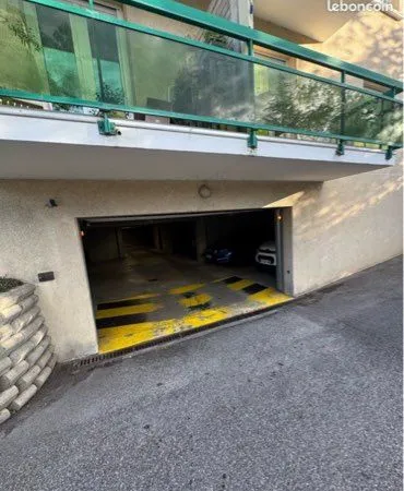 Place de parking sécurisé