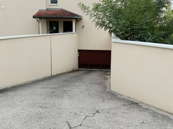 Place de Parking couverte secteur Grange Blanche