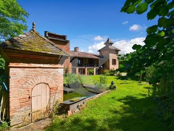 Maison de caractère du XVIIIe siècle avec pigeonniers aménagés et parc arboré - Saint-Nauphary