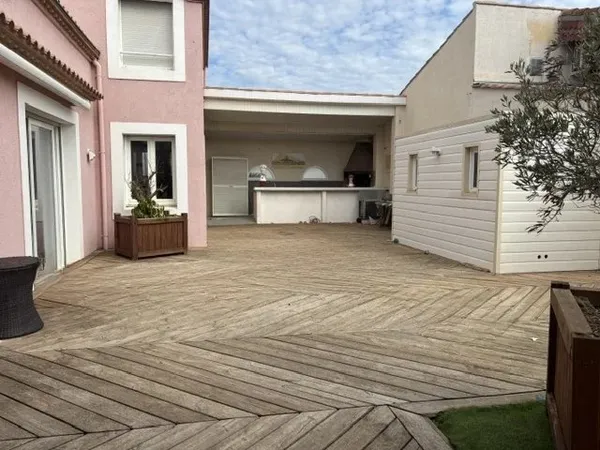 VILLA T5 DE 200 m² - BEAUX VOLUMES ET PRESTATIONS DE QUALITÉ