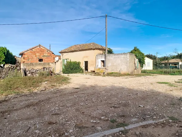 A vendre à Carpentras, secteur Peyrière - Saint Roch - Mas à rénover et terrain constructible : Donn