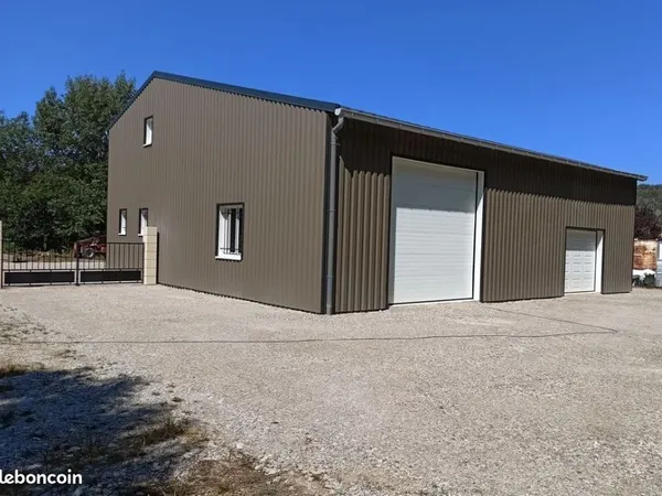 Hangar Neuf 220 m² sur terrain clos 900 m² - St-Georges-de-Luzençon