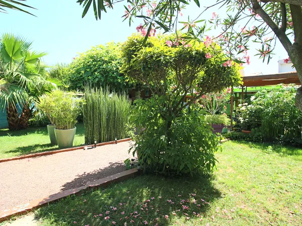 Maison 3 chambres avec jardin arboré et parkings