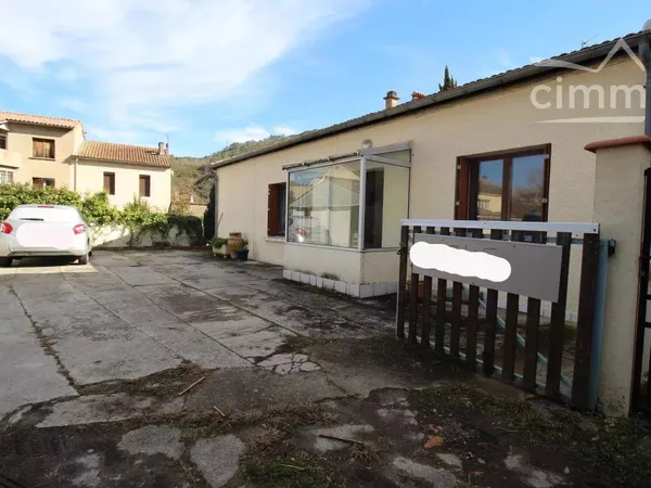 A vendre maison de plain pied avec jardin, atelier et garages