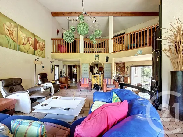 Maison 8 pièces 322 m²