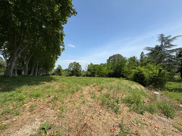 A VENDRE : TERRAIN PLAT ET VIABILISE A CASTAGNAC 1324 m2