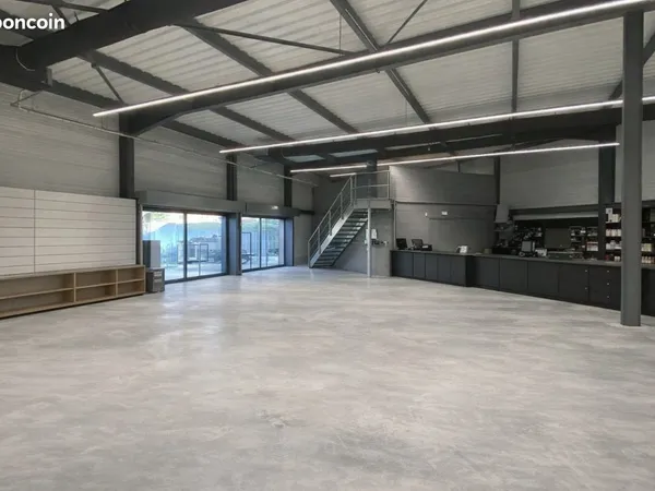 Bâtiment commercial excellent état Hyper [URL masquée pour votre sécurité] Merlin
