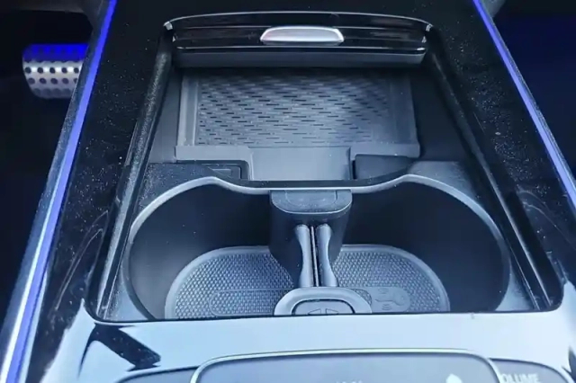 Mercedes Eqa 250+ — photo 27