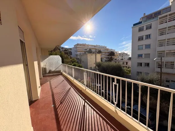 PORT - AV LYMPIA - 2P VIDE - TERRASSE