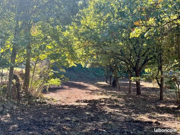 Jouques terrain constructible de 1524 m²