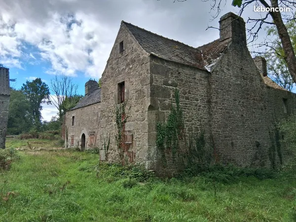 Hameau a restaurer et 2 hectares de terrain