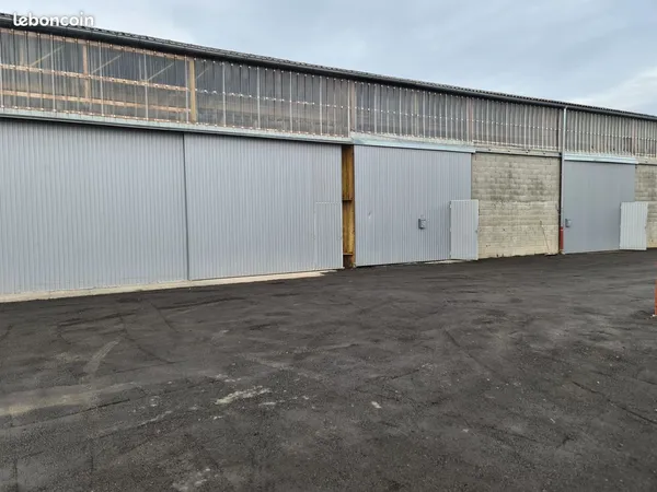 Local d’activité et entrepôt Location Entrelacs  110m² 1500€
