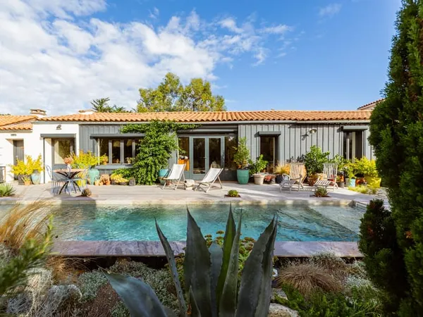 Maison de charme et de caractère, entre élégance architecturale et jardin luxuriant