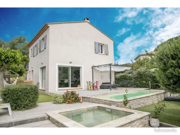 Maison contemporaine avec suite en RDC - DPE A, panneaux solaires et garage intégré