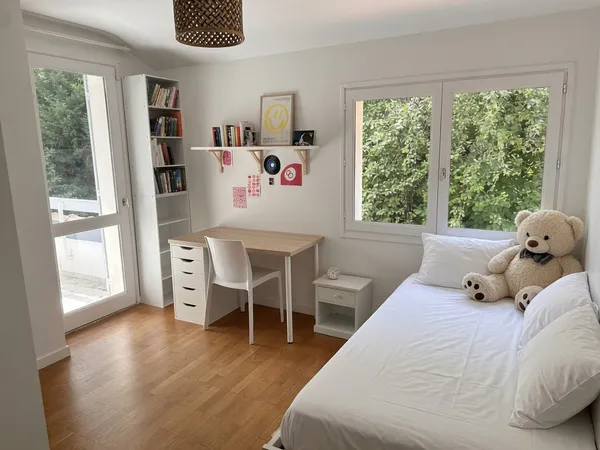 Chambre meublée à l'étage dans maison familiale et verdoyante - Idéal Étudiant(e)