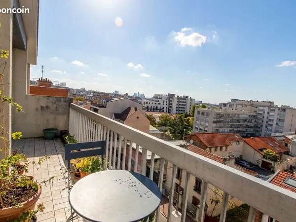 Dernier étage avec ascenseur, vue dégagée et balcons