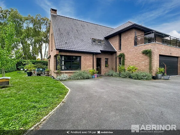 Maison individuelle, 4 chambres, bureau, salle cinéma et espace musique, garage et carport