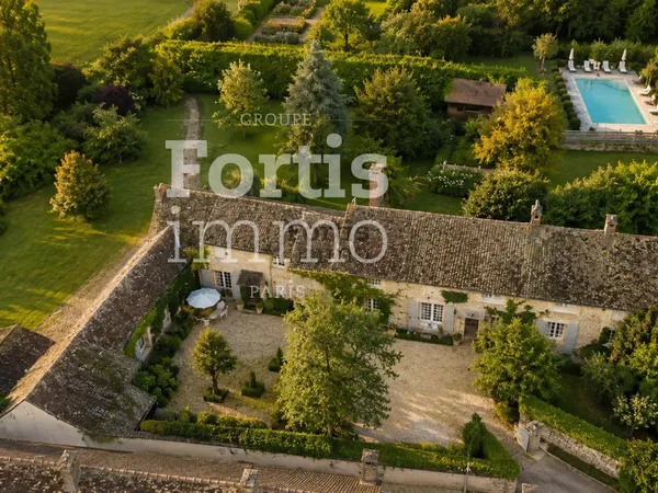 PROCHE DREUX , CHARMANT CORPS DE FERME DE 381M² HABITABLES
