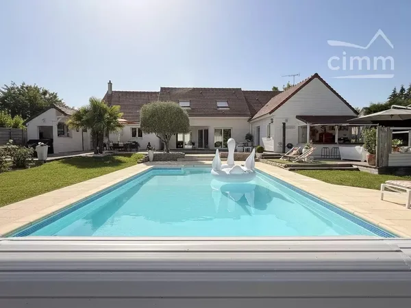 Maison contemporaine sans travaux avec piscine et grands volumes à Blois
