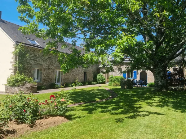 MORBIHAN, Proche Vannes, Charmante maison de 5 chambres et deux gîtes de 3 chambres, au coeur d'un v