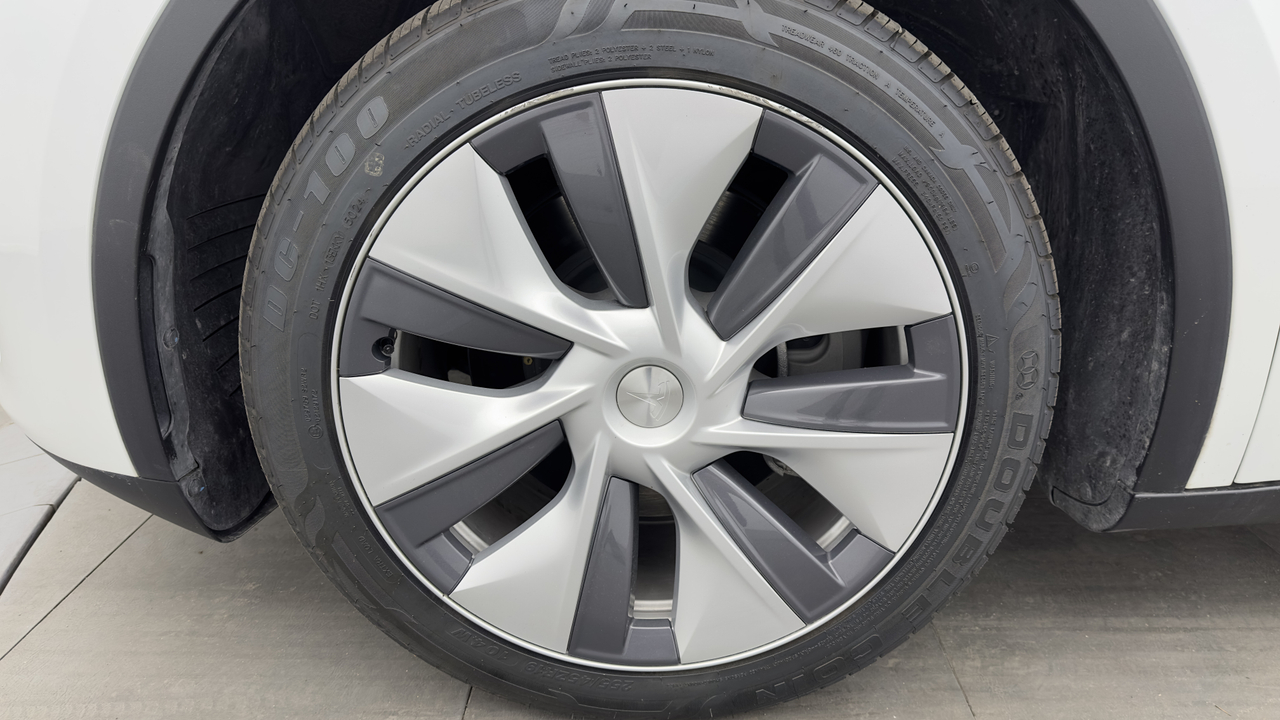 Tesla MODEL Y Standard RWD — photo 9