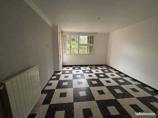 Appartement T4 de 66 m² à rénover - 3 chambres - 2 balcons - Parking et cave