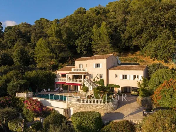 Maison 9 pièces 322 m²