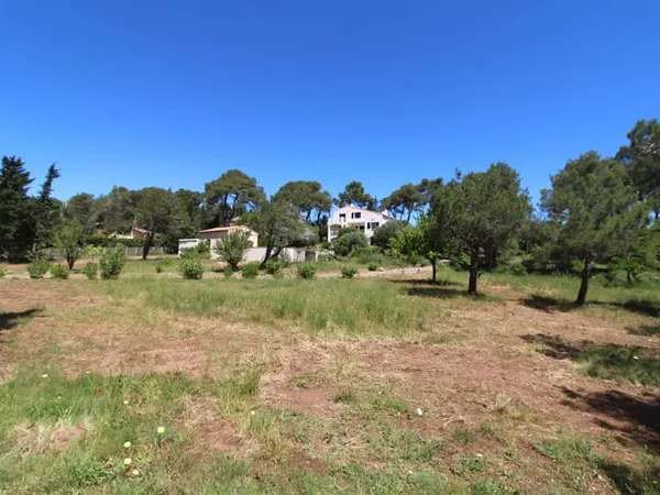 La villa panoramique sur un terrain dominant de 5 744 m². Avec piscine