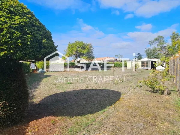 Terrain constructible d'environ 470 m² - emplacement calme.