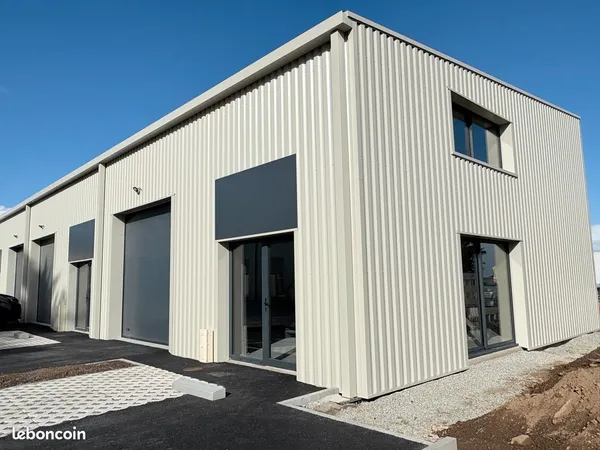 Batiment neuf de 270M² za de kerollaire