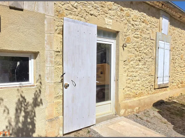 Ensemble immobilier composé de deux maisons de plain-pied à finir et jardin.