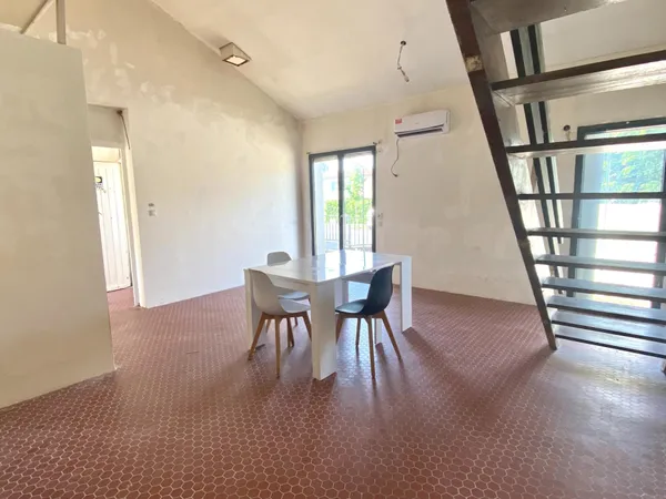 maison de ville, à finir de rénover, avec jardinets et garage