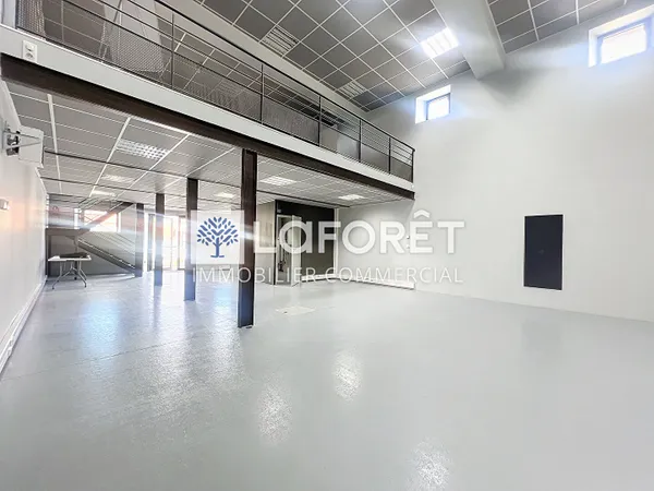 Local commercial 2 pièces 168 m²