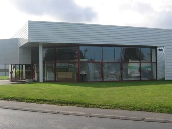 22 - LANNION ZONE COMMERCIALE - BATIMENT DE 431 M² DISPONIBLE