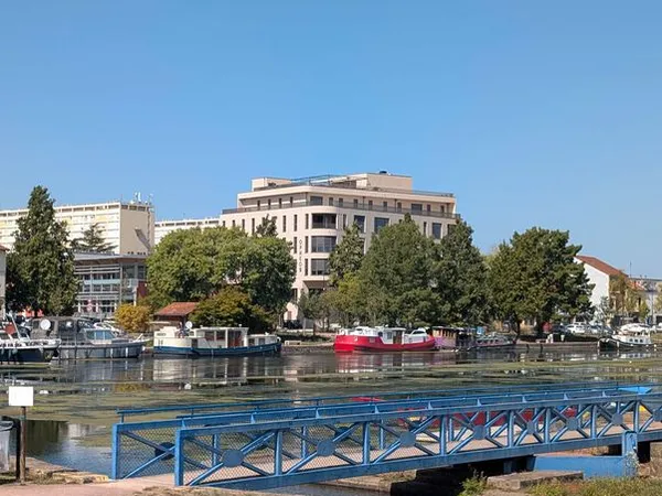 Bureaux premium à louer à Roanne - Vue port, canal & Loire
