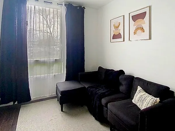 Charmant T1 refait à neuf (RDC) 8e arrondissement
