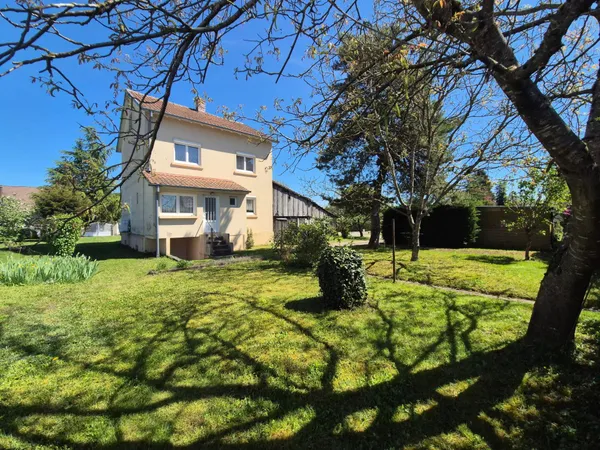Un cadre paisible, un terrain constructible aux multiples possibilités et une maison à façonner selo