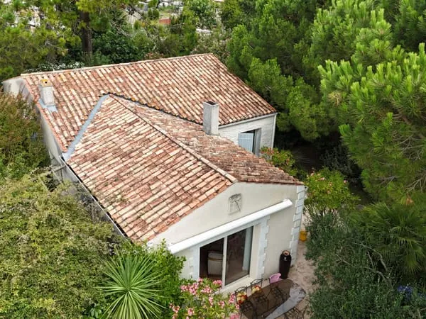 À l'abri des regards, maison chaleureuse où confort, intimité et douceur de vivre se rencontrent.